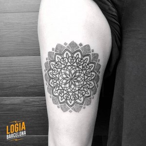 tatuaje-hombro-mandala-geometria-ferran-torre-logia-barcelona 